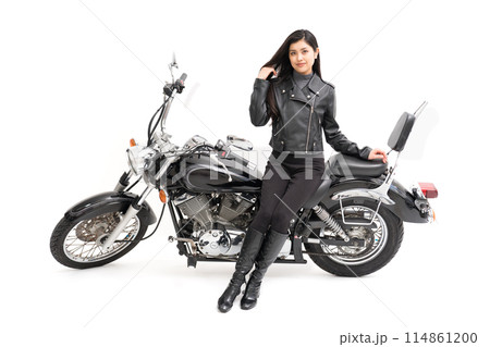 オートバイに腰掛けて髪を掻き上げるバイク女子 114861200