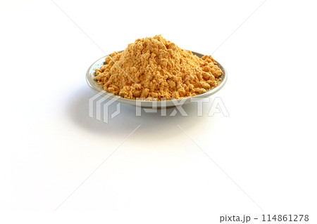 白背景の小皿に盛ったきな粉 114861278