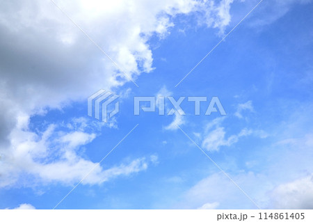 曇りの日に神社から見えた青空 114861405
