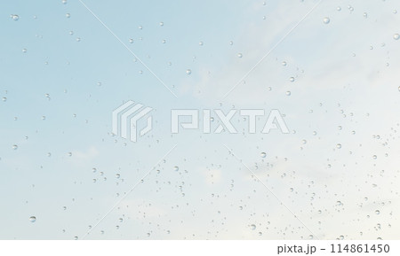 雨上がりの空と水滴 114861450