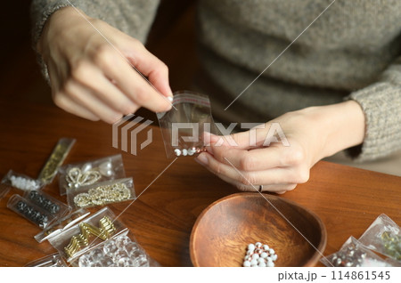 自宅テーブルで梱包作業の内職をする女性 114861545