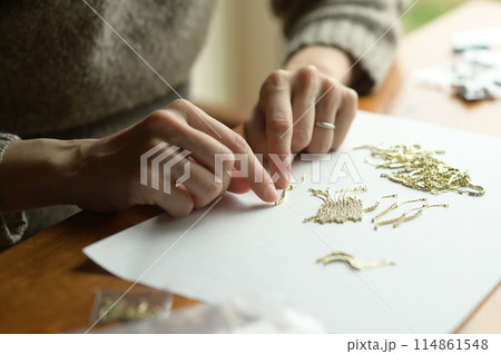 自宅テーブルで検品の内職をする女性 114861548