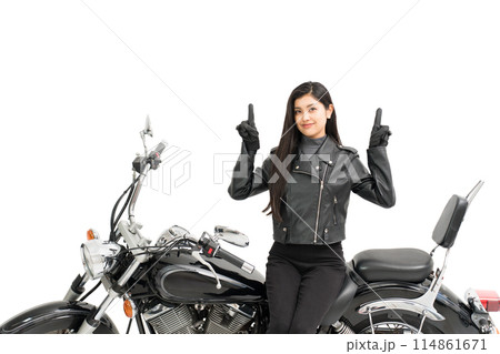 バイクの横に立って、ヘルメットを持って、指差しするバイク女子 114861671
