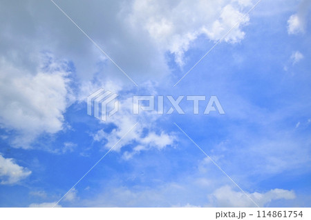 曇りの日に見えてきた青空 曇りの日に見えてきた青空 114861754