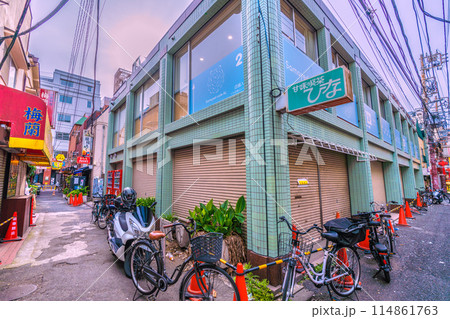 日本の横浜都市景観 5月・中華街香港路（画面右）の途中にある路地裏（左）＝23日 114861763