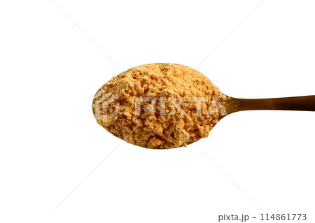 白背景のスプーンに盛ったきな粉 白背景のスプーンに盛ったきな粉 114861773