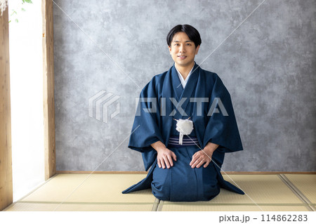 着物を着て正座をする男性 114862283