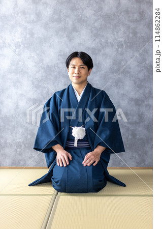 着物を着て正座をする男性 114862284