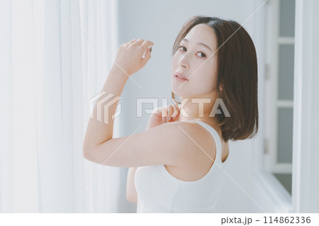 young woman 114862336