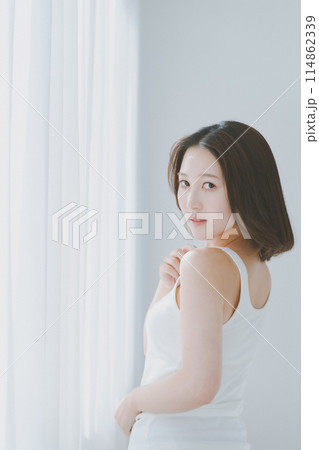 young woman 114862339
