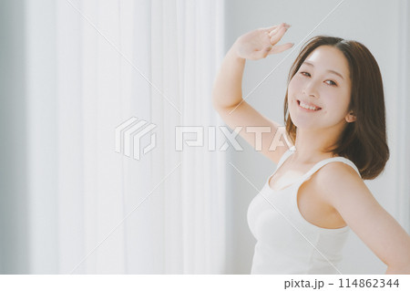 young woman young woman 114862344