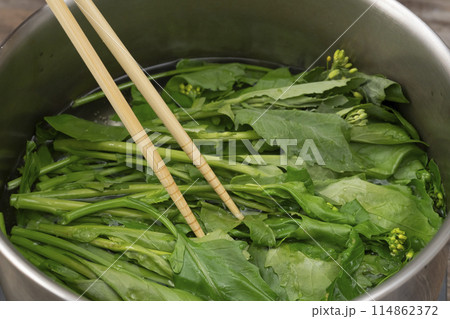 つみ菜 芯摘菜 摘み菜 茹でる つみ菜 芯摘菜 摘み菜 茹でる 114862372