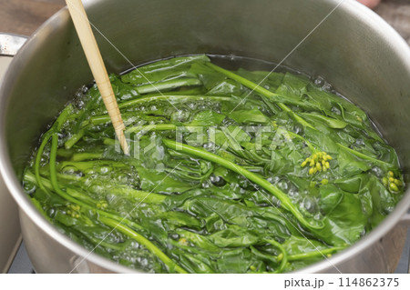 つみ菜　芯摘菜　摘み菜 茹でる 114862375
