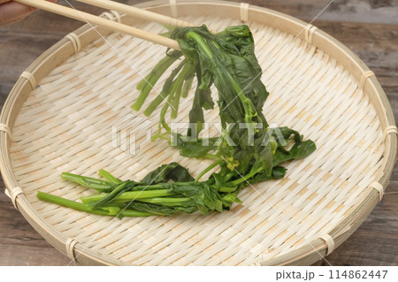 つみ菜　芯摘菜　摘み菜 茹で上げ笊にとる 114862447