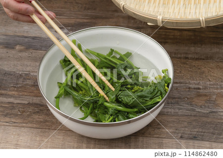 つみ菜 芯摘菜 摘み菜 茹で上げ水にとる つみ菜 芯摘菜 摘み菜 茹で上げ水にとる 114862480