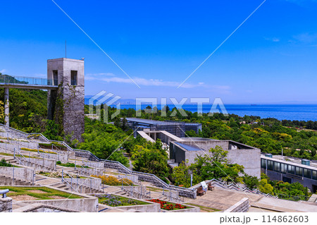 淡路夢舞台　遠景の神戸の街と百段苑のエレベーター塔① 114862603