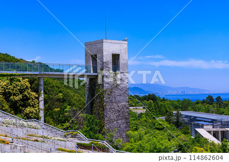 淡路夢舞台　遠景の神戸の街と百段苑のエレベーター塔② 114862604