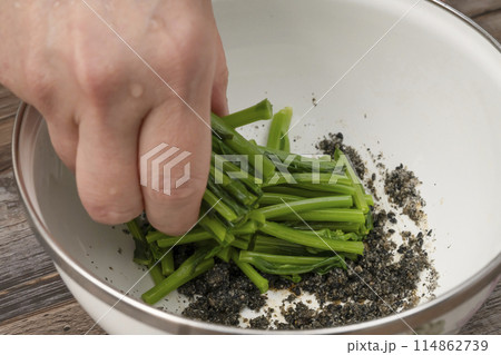 つみ菜の胡麻和え 和える 芯摘菜 摘み菜 つみ菜の胡麻和え 和える 芯摘菜 摘み菜 114862739