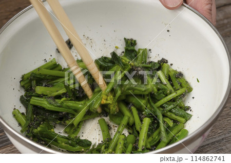 つみ菜の胡麻和え　和える　芯摘菜　摘み菜  114862741