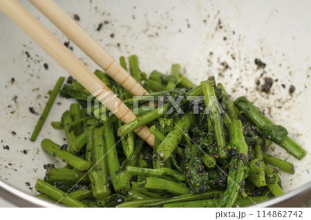 つみ菜の胡麻和え　和える　芯摘菜　摘み菜  114862742