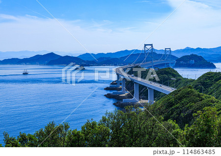 道の駅うすしおの仮設店舗から見た鳴門海峡 淡路島と四国を結ぶ大鳴門橋⑤ 道の駅うすしおの仮設店舗から見た鳴門海峡 淡路島と四国を結ぶ大鳴門橋⑤ 114863485