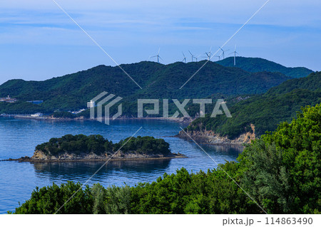 道の駅うすしおの仮設店舗から見た鳴門海峡　突き出した半島の上に建てられた風力発電機② 114863490