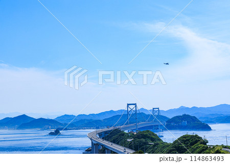道の駅うすしおの仮設店舗から見た鳴門海峡 淡路島と四国を結ぶ大鳴門橋⑩上空を飛ぶヘリコプター 道の駅うすしおの仮設店舗から見た鳴門海峡 淡路島と四国を結ぶ大鳴門橋⑩上空を飛ぶヘリコプター 114863493