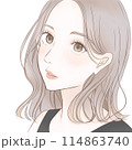振り向くミディアムヘアの女性 114863740
