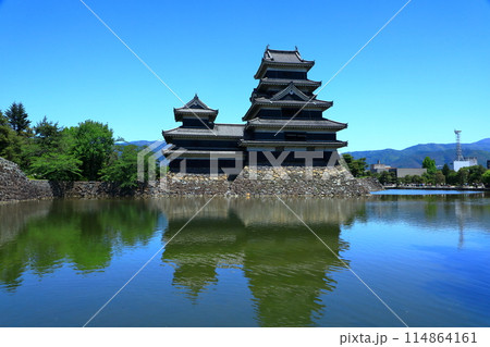 水面に映る国宝松本城 114864161