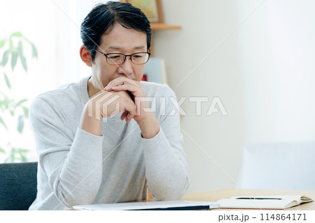 テレワークで疲れる男性 114864171