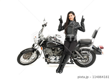 バイクの横に立って、ヘルメットを持って、指差しするバイク女子 114864181