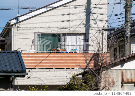 片流れ屋根の二階建て一戸建て住宅 114864492