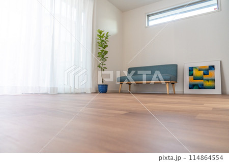 リビングルームのフローリング 114864554