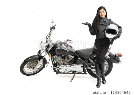 バイクの横に立って、ヘルメットを持って、指差しするバイク女子 114864642