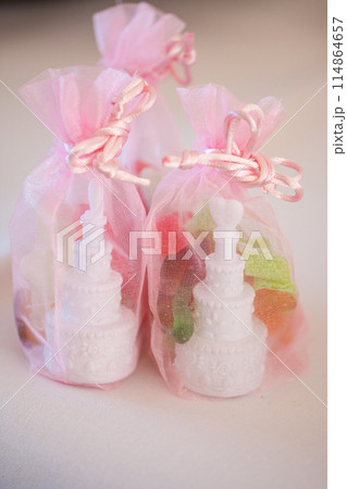 Discover white wedding cake souvenirs in elegant pink organza bags for your special day 114864657