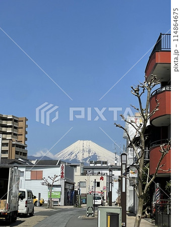 伊豆の街から望む富士山 114864675