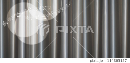 音符と銀色のカーテンとスポットライト、背景素材 音符と銀色のカーテンとスポットライト、背景素材 114865127