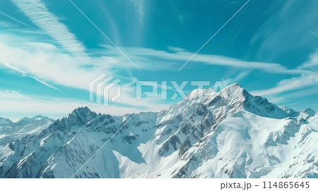 朝日を浴びる雪の山々 114865645