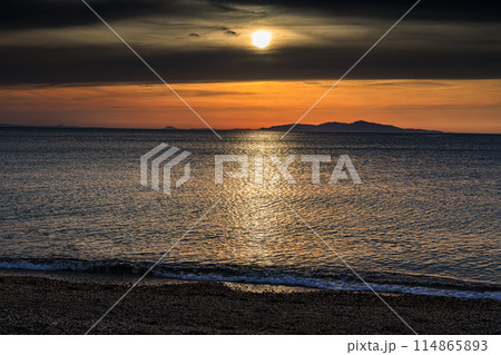 日本の夕日100選 淡路島慶野松原から見た播磨灘越しに小豆島へ沈んで行く夕日&夕焼け 18:20 日本の夕日100選 淡路島慶野松原から見た播磨灘越しに小豆島へ沈んで行く夕日&夕焼け 18:20 114865893