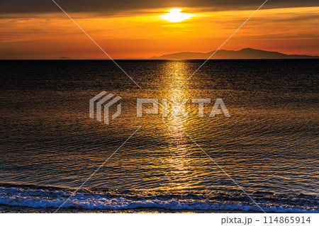 日本の夕日100選　淡路島慶野松原から見た播磨灘越しに小豆島へ沈んで行く夕日＆夕焼け　18:36 114865914