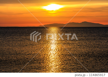 日本の夕日100選 淡路島慶野松原から見た播磨灘越しに小豆島へ沈んで行く夕日&夕焼け 18:39 日本の夕日100選 淡路島慶野松原から見た播磨灘越しに小豆島へ沈んで行く夕日&夕焼け 18:39 114865917