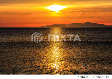 日本の夕日100選 淡路島慶野松原から見た播磨灘越しに小豆島へ沈んで行く夕日&夕焼け 18:40 日本の夕日100選 淡路島慶野松原から見た播磨灘越しに小豆島へ沈んで行く夕日&夕焼け 18:40 114865918
