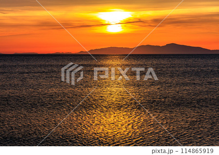 日本の夕日100選 淡路島慶野松原から見た播磨灘越しに小豆島へ沈んで行く夕日&夕焼け 18:43 日本の夕日100選 淡路島慶野松原から見た播磨灘越しに小豆島へ沈んで行く夕日&夕焼け 18:43 114865919