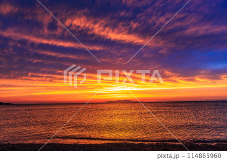 日本の夕日100選　淡路島慶野松原から見た播磨灘越しに小豆島へ沈んで行く夕日＆夕焼け　19:04 114865960