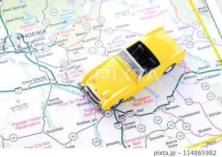 黄色の二人乗りのオープンカーで、気ままなドライブ旅行に出発するイメージ画像 114865982