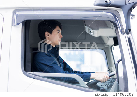 トラックの運転席に座る男性 トラックの運転席に座る男性 114866208