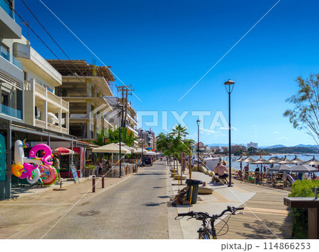 リゾートビーチ沿いの路地 (ギリシャ、クレタ島、ネアチョラビーチ) 114866253