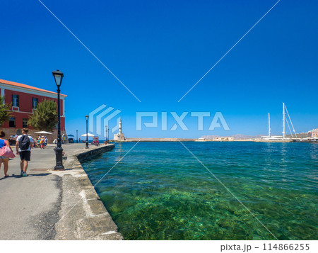 澄んだ水のハニア旧市街の港 (ギリシャ、クレタ島、ハニア) 澄んだ水のハニア旧市街の港 (ギリシャ、クレタ島、ハニア) 114866255