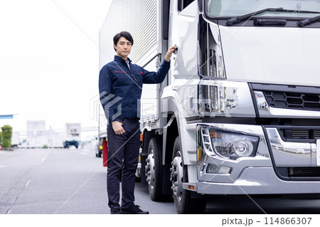 トラックの前に立つトラックドライバー トラックの前に立つトラックドライバー 114866307
