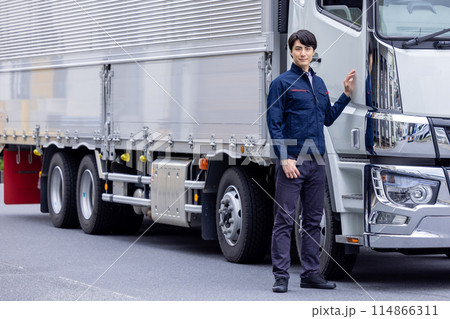 トラックの前に立つトラックドライバー 114866311